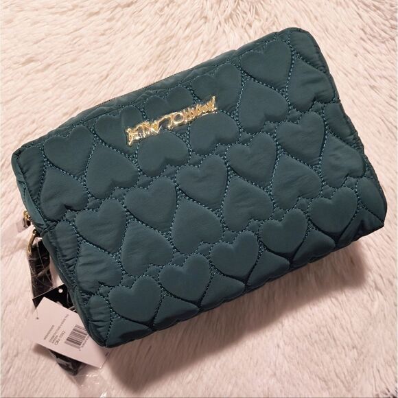 Betsey Johnson Weekender Cosmetic Case w/Shoe Tag - Picture 1 of 2